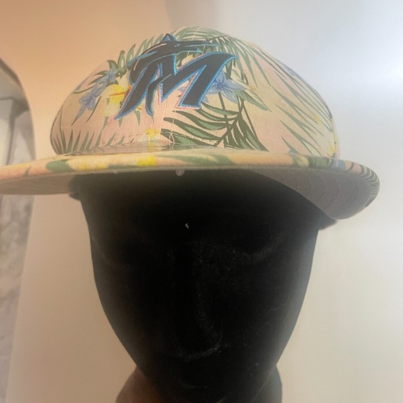 Florida Marlins 9Fifty Cooperstown Collection Floral Beach Hawaiian Snapback Hat - Picture 1 of 10